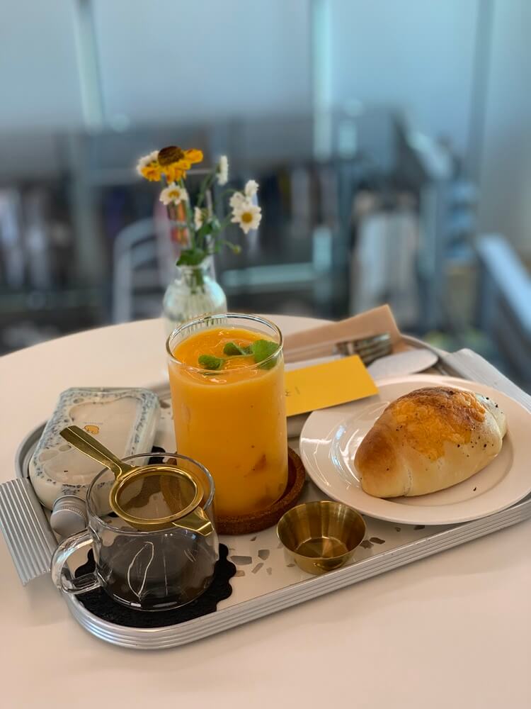 밀크티, 홍시 주스, 감자 틀러플 소금빵