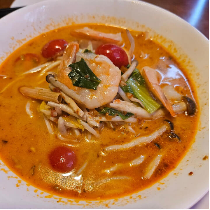 새우와-버섯과-토마토가-토핑된-똠양꿍