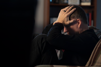 우울증을 겪고 있는 남성