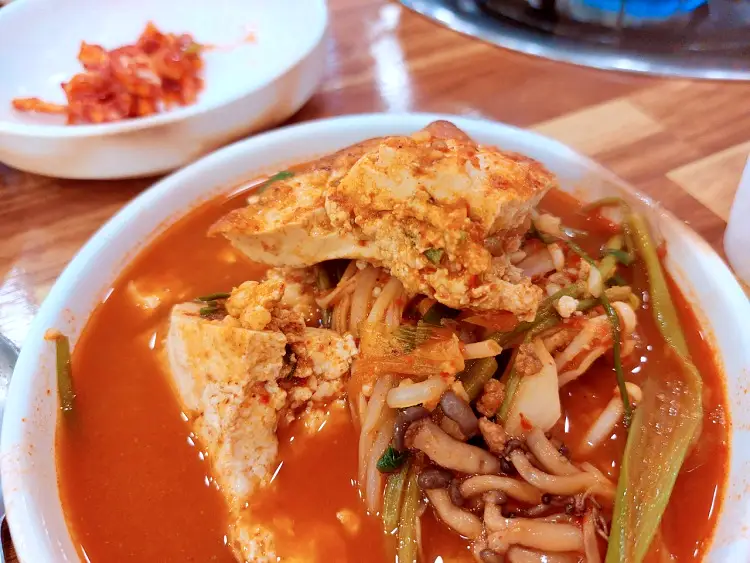 식객 허영만 백반기행 171회 성지루 편 보리새우 감칠맛 국물의 고기 품은 두부 전골 조합 대전 계족산 맛집 소개