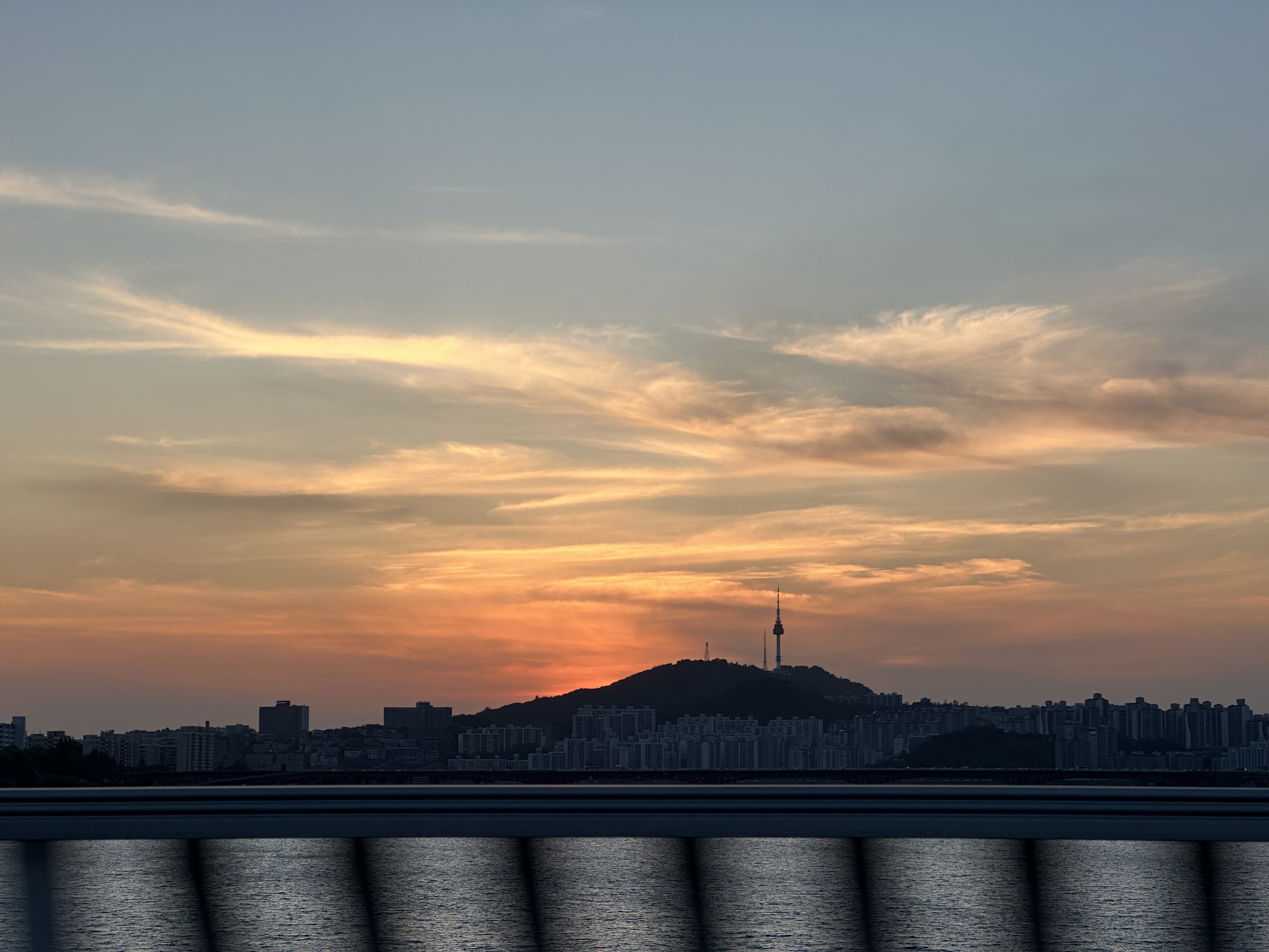 어느날 한강의 일몰