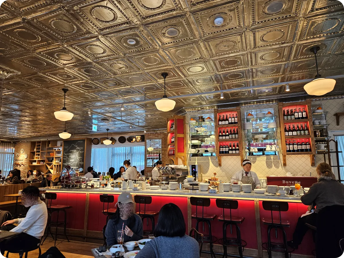 압구정역-프랑스-음식-전문점-부페트-압구정점-매장-실내-바-테이블-직원-프랑스-현지인-바손님