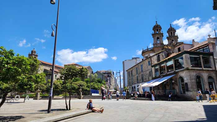 순례자 성모 성당이 보이는 평화로운 광장