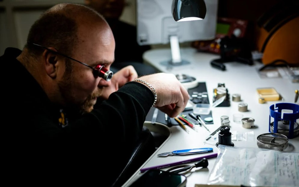 백화점 시계 수리 vs 사설 수리, 어디서 맡겨야 할까