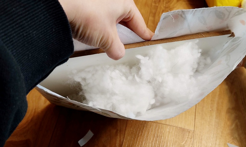 구슬솜을 넣어 폭신폭신하게 만들어줌