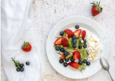 블루베리,딸기,키위와 요거트가 그릇에 담긴사진.