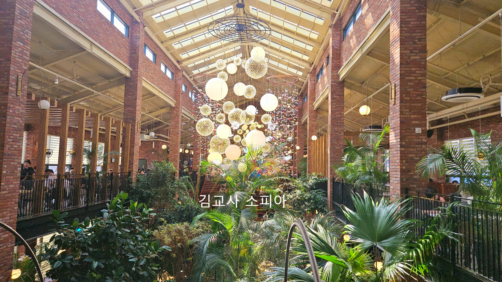 바다 테마 인테리어가 인상적인 일산포레스트아웃팅스｜씨푸드피자 &amp; 루꼴라피자 먹방