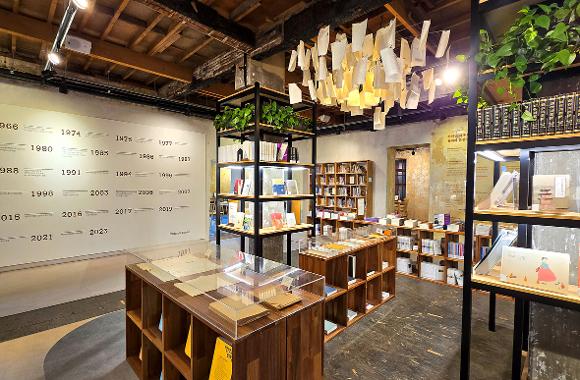 '창비 부산' 내부 사진
