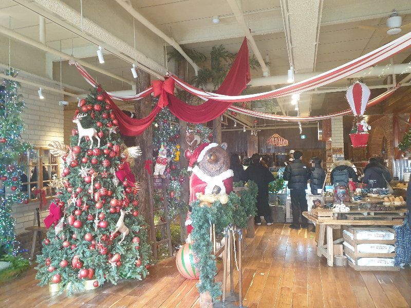 입구는 크리스마스트리와 조명으로 장식되어 있다.