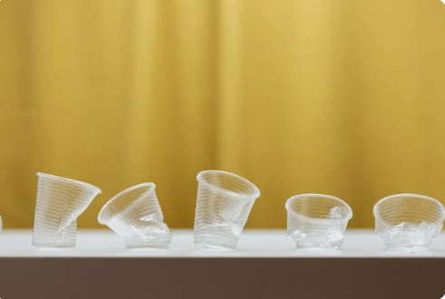 일회용 플라스틱 컵 사용의 증가와 그 원인: 소비문화, 편리성, 배달문화 증가 등이 플라스틱 컵 사용량을 늘리는 요인