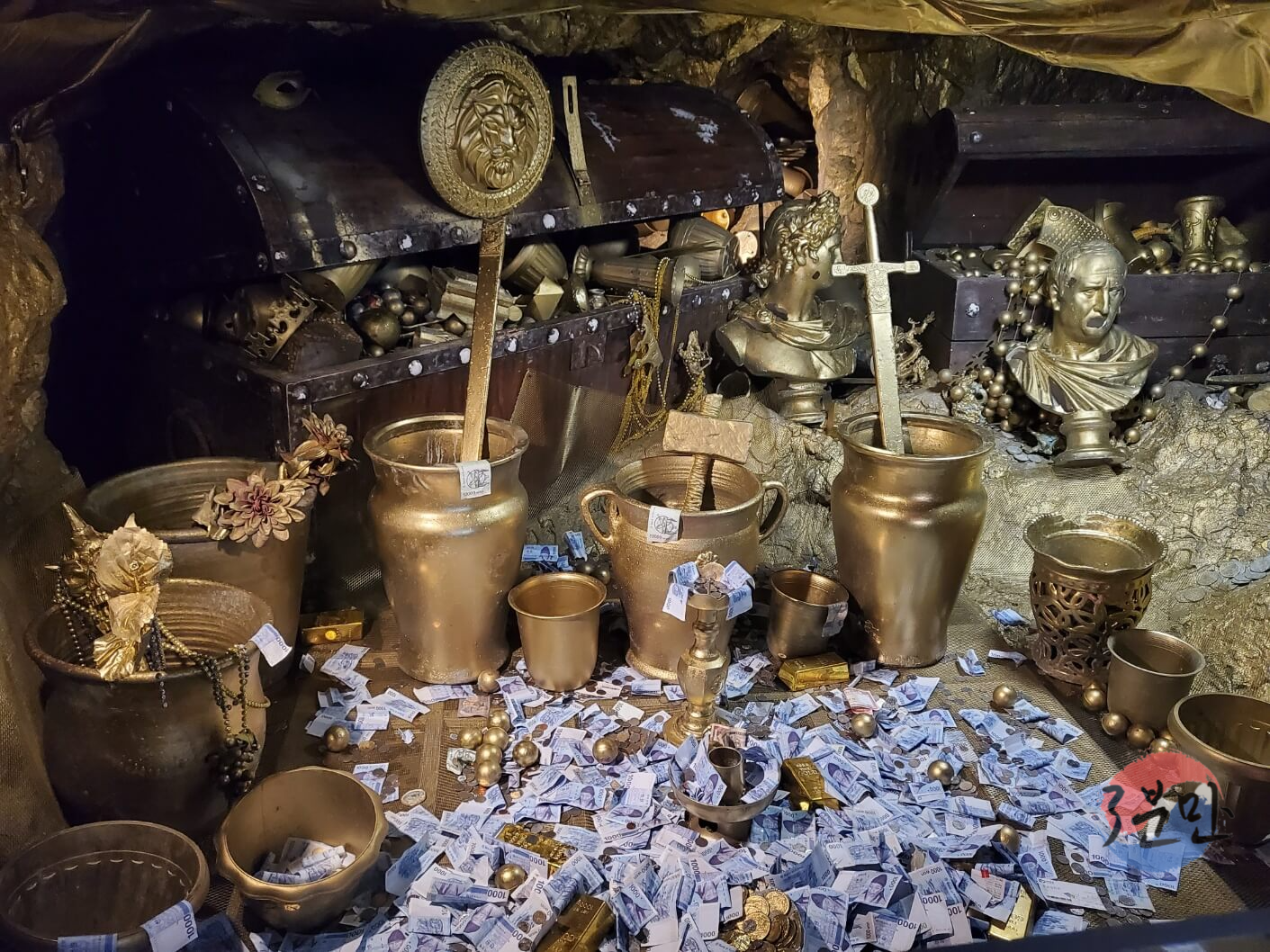 동굴-내부-돈과-보석