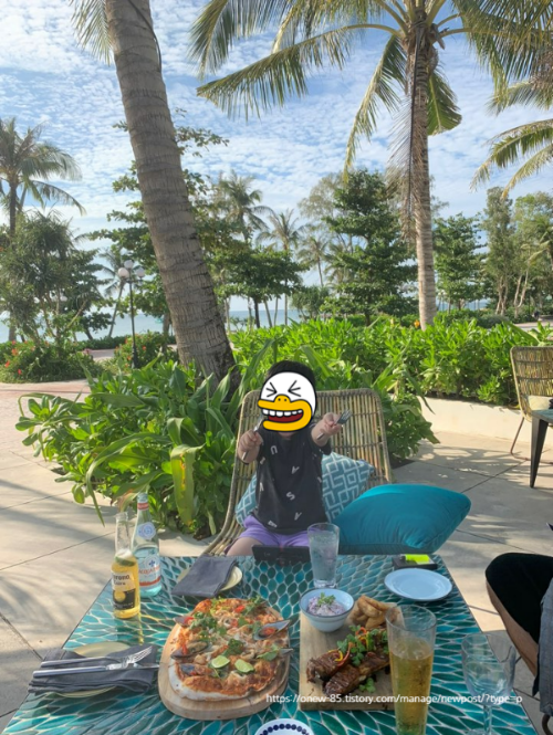 푸꾸옥-바다앞-음식들-행복한-아이
