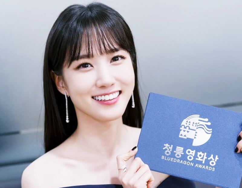 상패를-들고-기뻐하는-박은빈-배우님