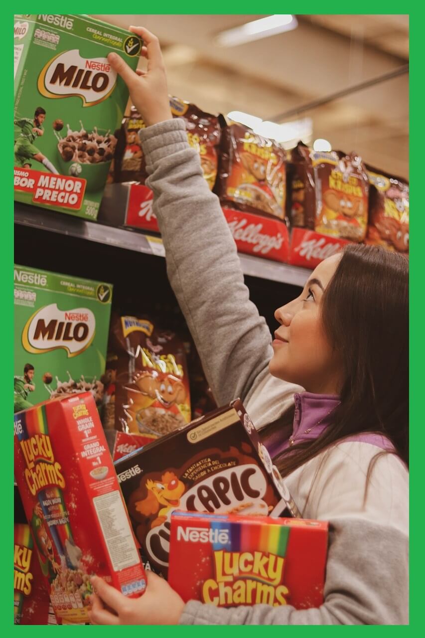 매장-쇼핑-물건-꺼내는-여자