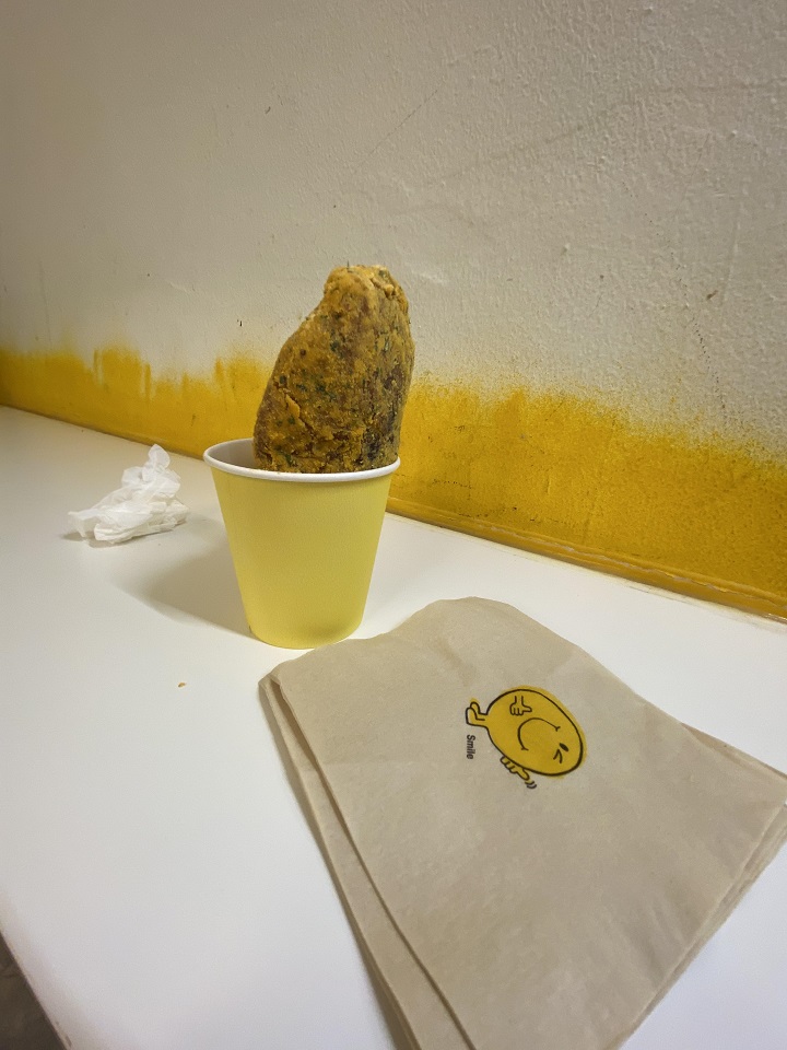 종이컵에-담긴-치즈호떡과-휴지