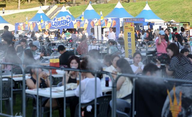 대구 달서구 두류공원 2.28 자유광장에서 열린 ‘2025 대구 치맥 페스티벌’을 찾은 시민들이 시원한 맥주와 치킨을 먹으며 축제를 즐기고 있다. 뉴시스