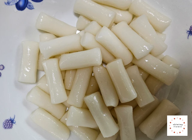 밀키트 로제떡볶이-떡 씻어서 준비