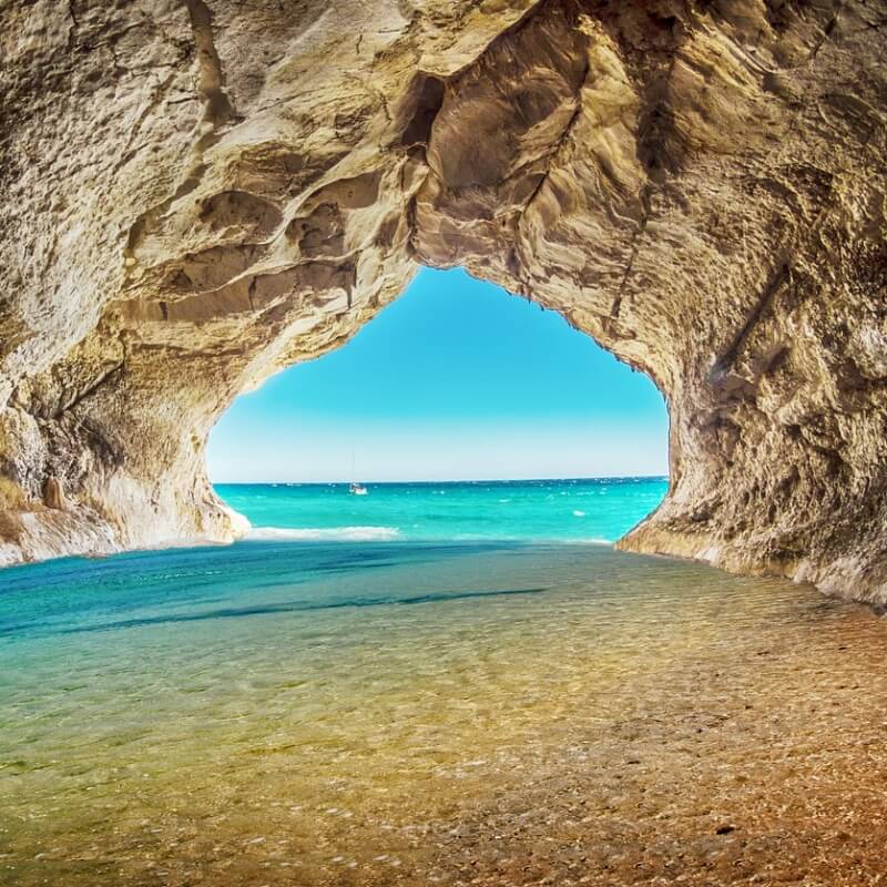 푸른 바다와 동굴 사진