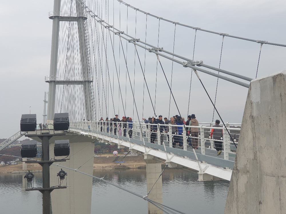 출렁다리 남단. 많은 사람들이 출렁다리 위에 있다.