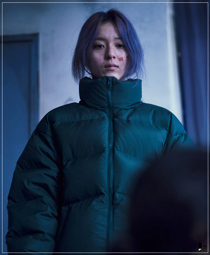 영화 콘크리트 유토피아 위에서 아래로 보는 장면