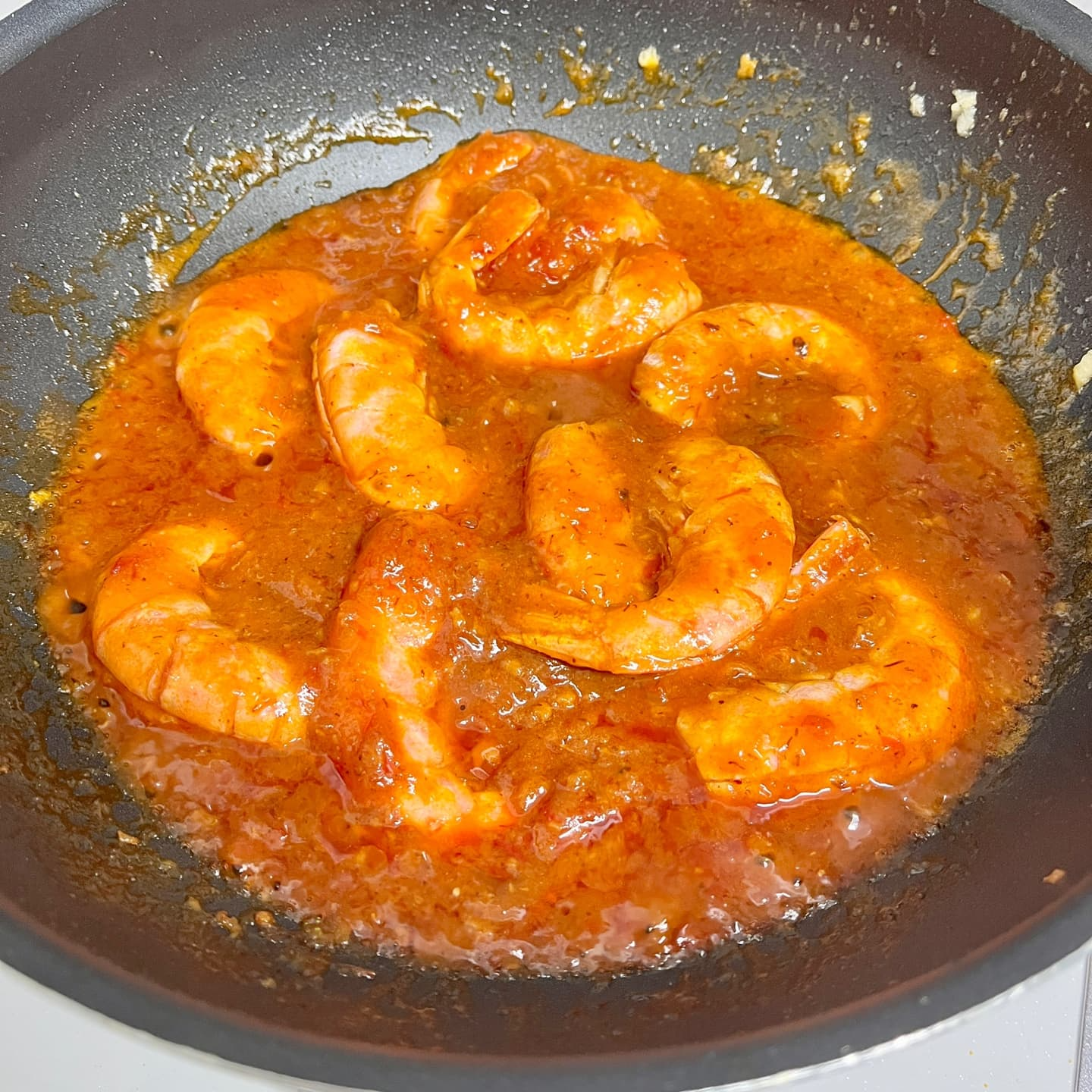 2. 새우가 노릇노릇 구워지면 칠리크랩 페이스트를 부어 1분 정도 끓여줍니다.