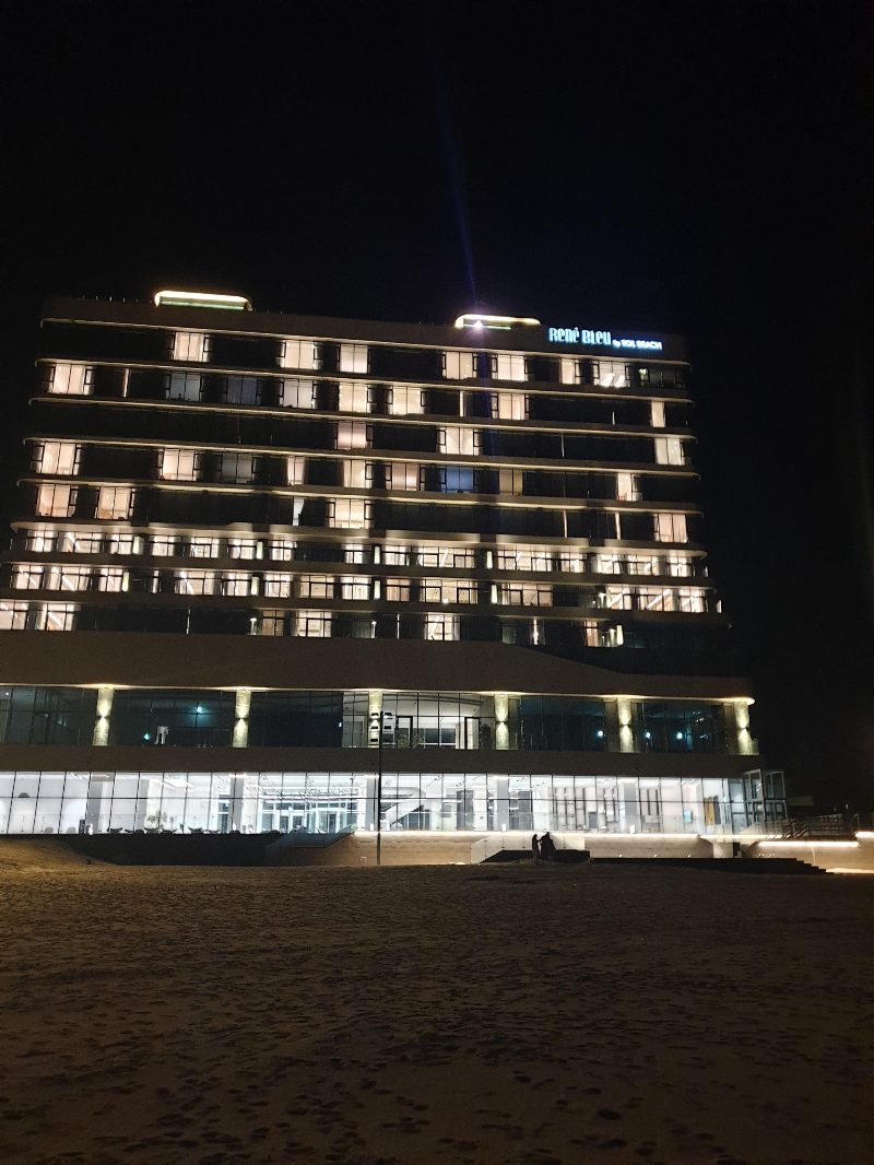 캄캄한 밤하늘에 불빛 가득한 르네블루 바이 쏠비치 호텔