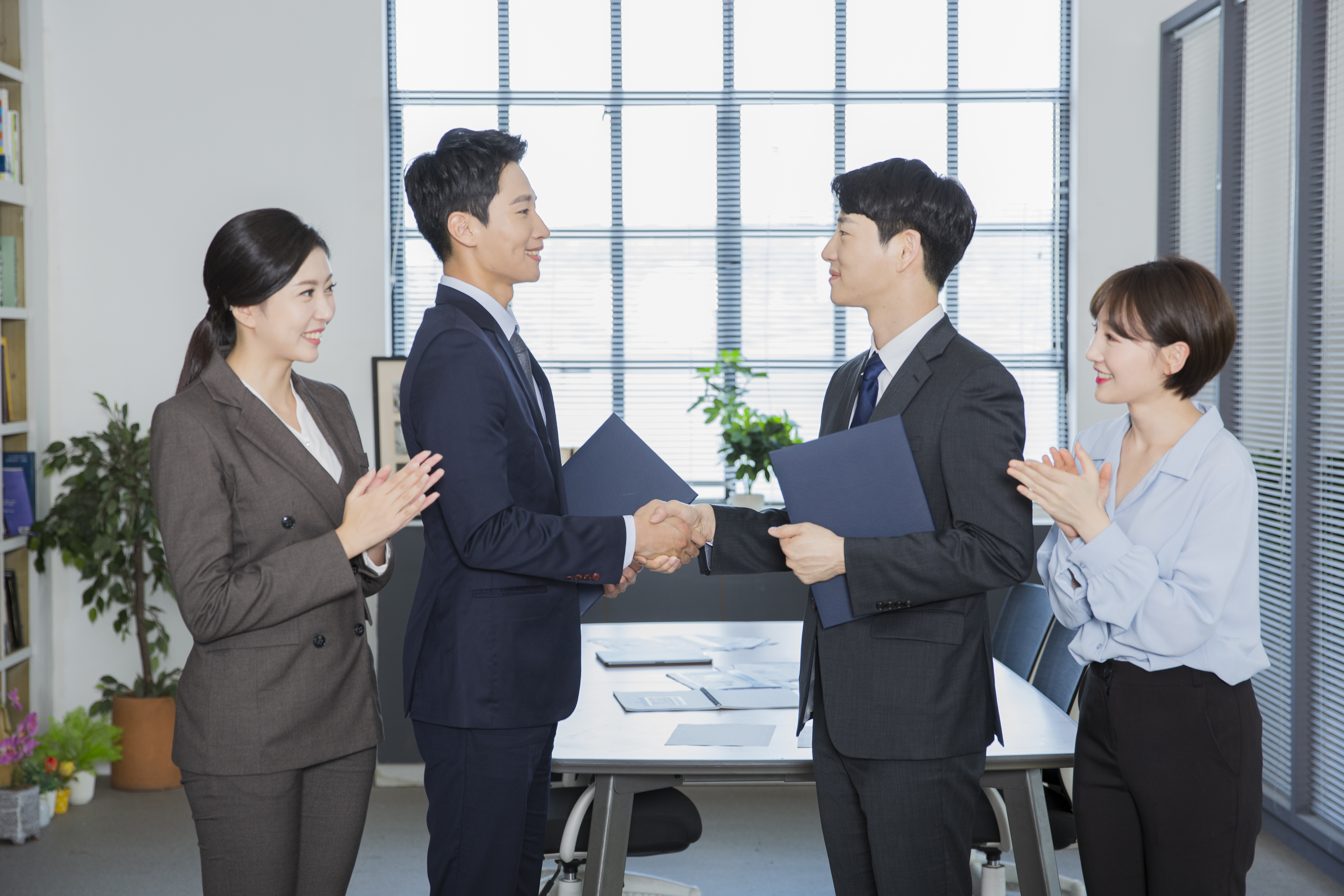 근로자 채용 임명장 수여식 장면