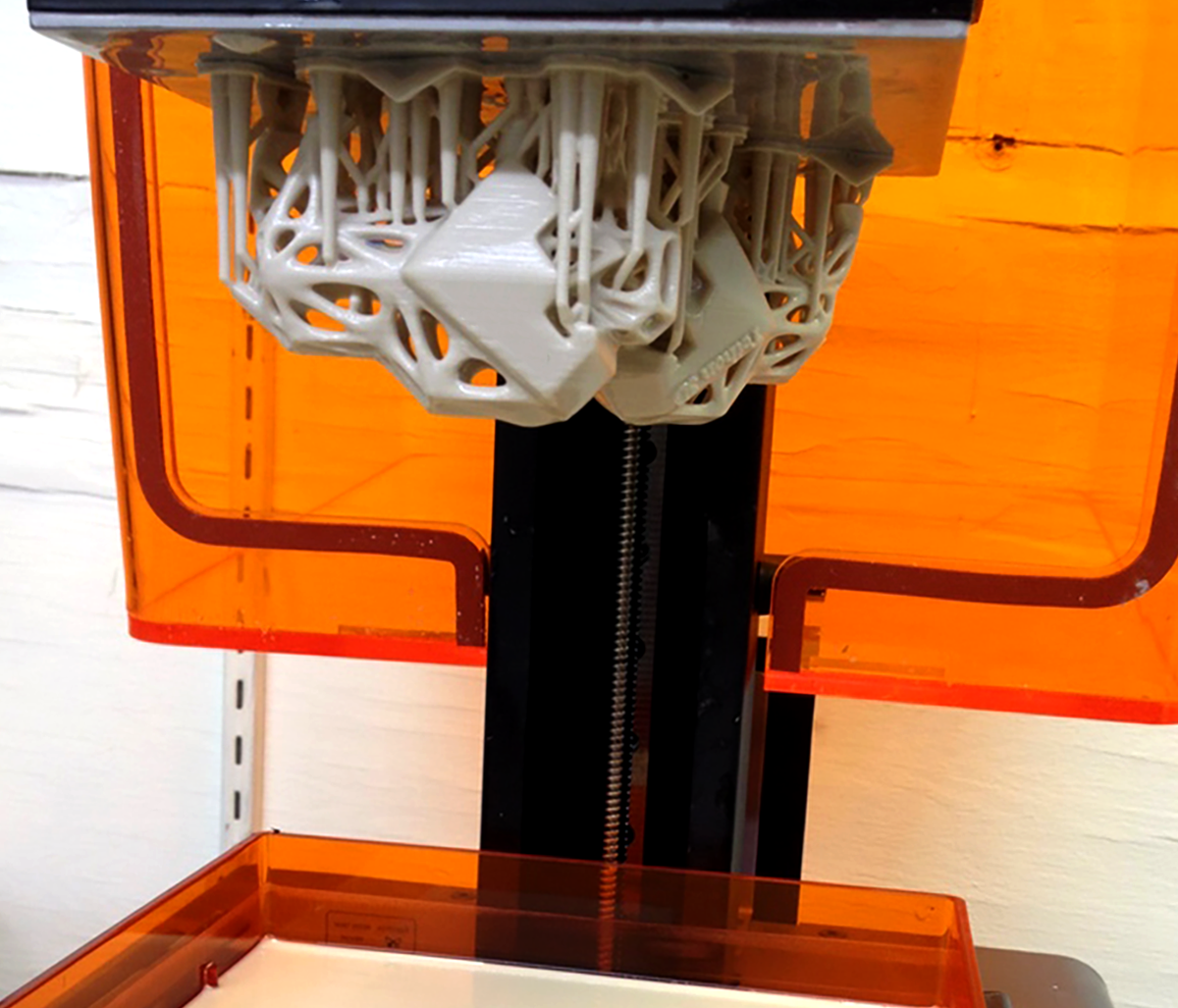 SLA(광경화 수지 방식) - 높은 정밀도의 3D 프린팅 기술