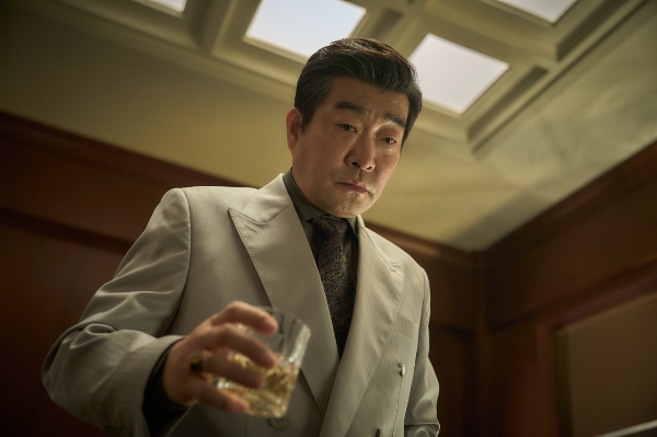 양주잔을 들고 있는 석진우