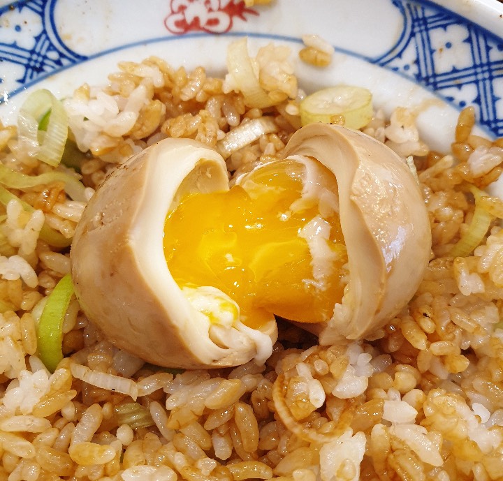 스미비부타동-반숙란을-반으로-갈라보았다