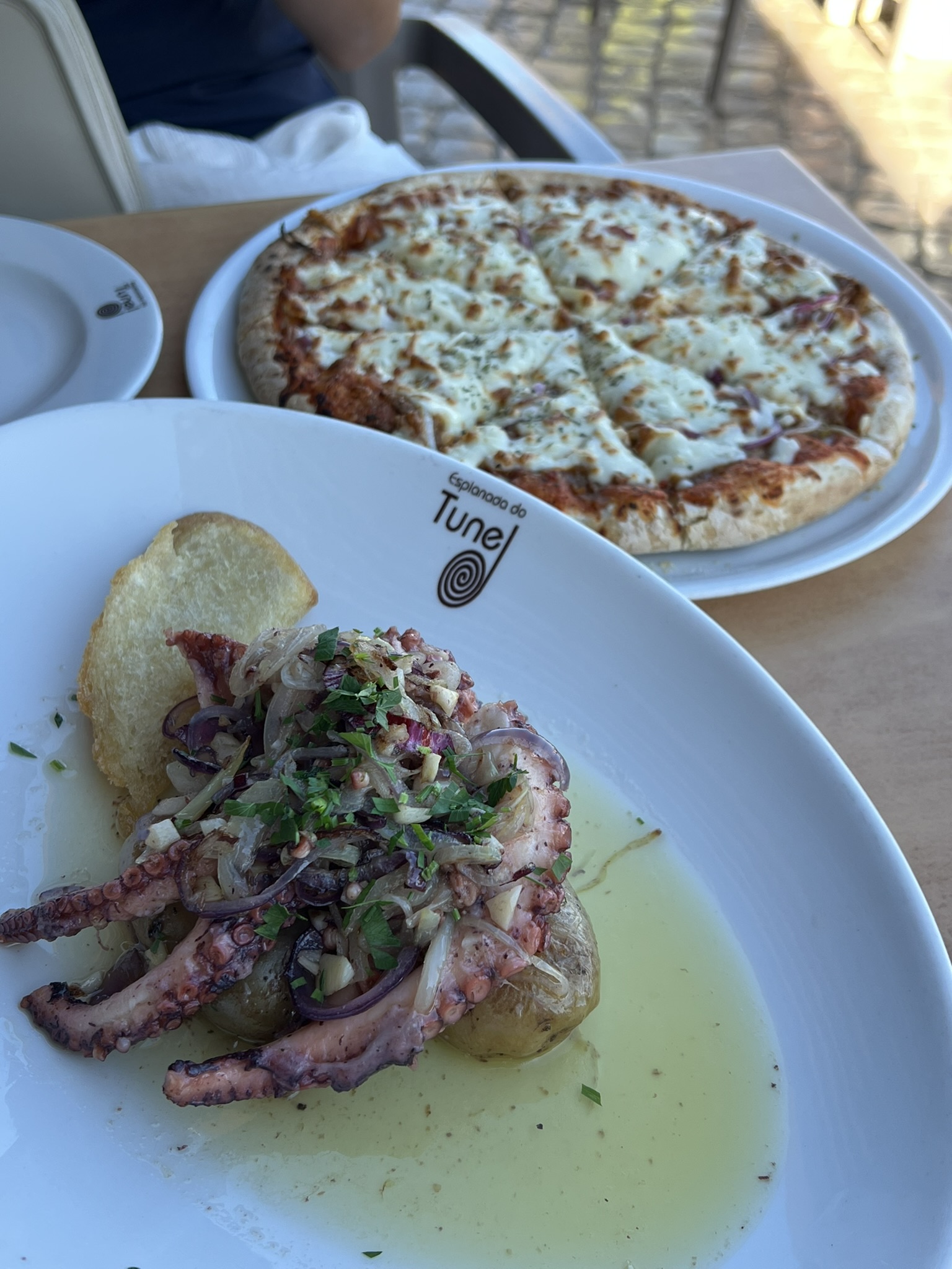 피자와 문어요리 사진