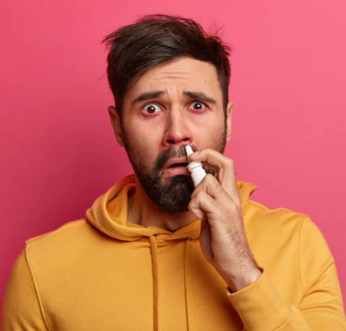 코에 식염수를 넣고 있는 남성