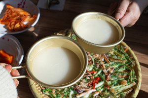 Exploring the Differences Between Makgeolli and Dongdongju: Similar Yet Unique Korean Traditional Alcoholic Beverages.