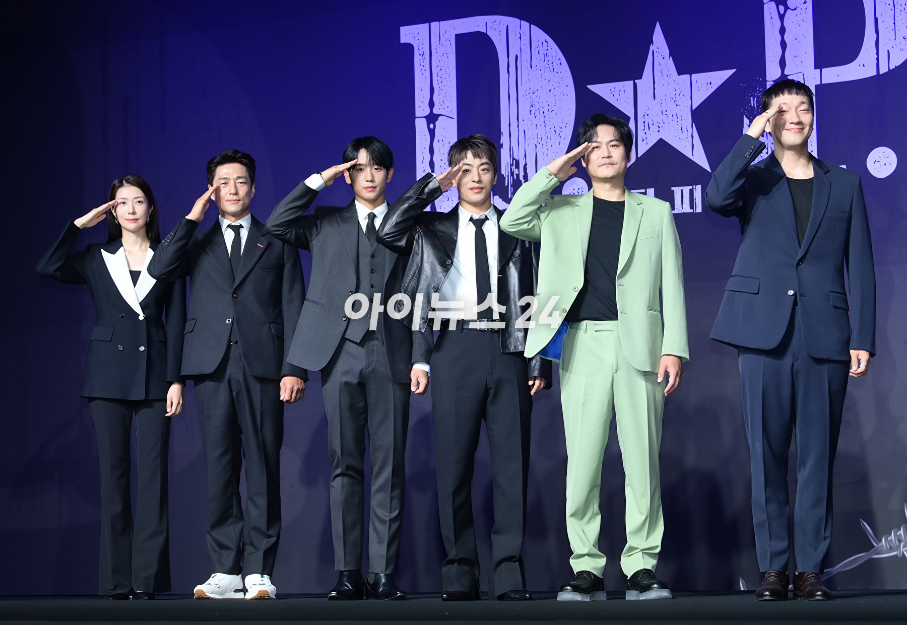 (왼쪽부터)배우 김지현-지진희-정해인-구교환-김성균-손석구-한준희 감독이 18일 오전 서울 강남구 그랜드 인터컨티넨탈 서울 파르나스에서 열린 넷플릭스 시리즈 'D.P.(디피) 시즌2' 제작발표회에 참석하고 있다. [사진=정소희 기자]