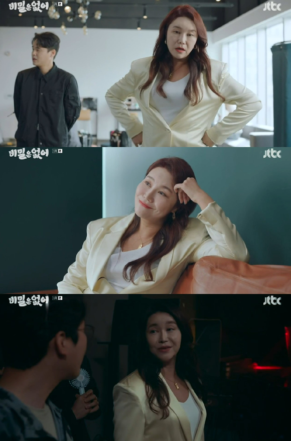 배우 김영주가 JTBC 새 수목드라마 '비밀은 없어'에서 베테랑 매니지먼트 이사 '마미라' 역으로 위풍당당한 연기를 펼치고 있다. [사진=JTBC]