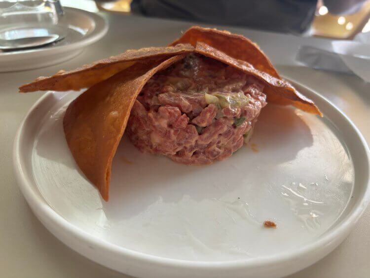 튀긴 또띠아 아래 육회 타르타르