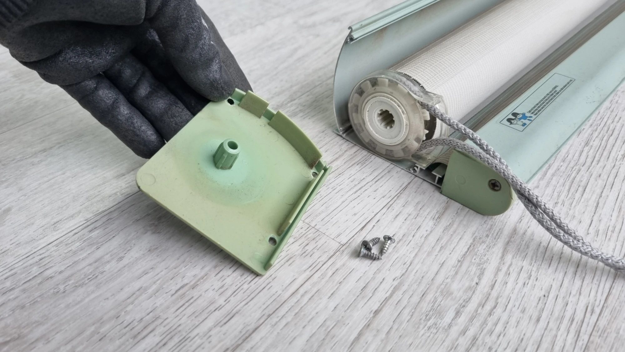 블라인드 레일 옆면 커버 벗긴 모습