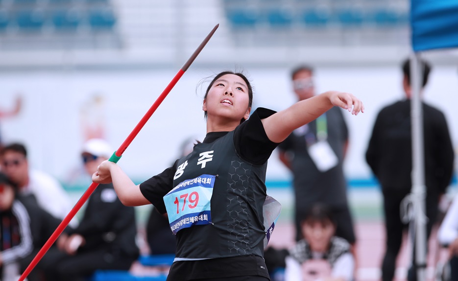 12. 11월 8일 목포실내체육관에서 열린 제43회 전국장애인체육대회 폐회식에서 신인선수상을 차지한 육상 김지혜 선수(1)