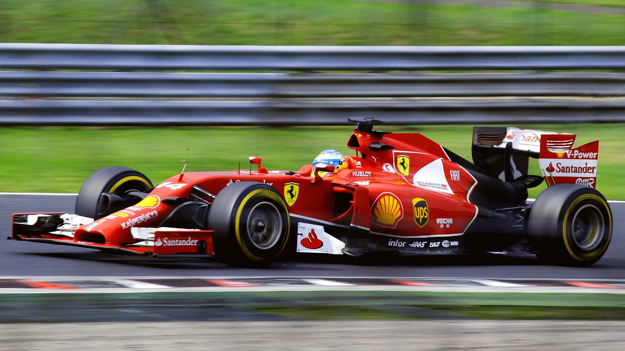 페라리의 F1차를 운전하는 F1 드라이버 모습