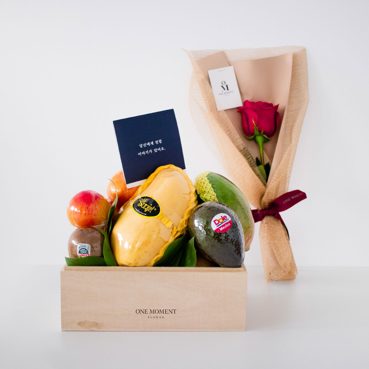 장미 꽃과 과일바구니