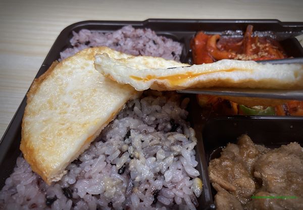 GS25 편의점 혜자로운 집밥 오징어불고기 도시락 2022년 3월 반찬 구성(계란 후라이 반숙)