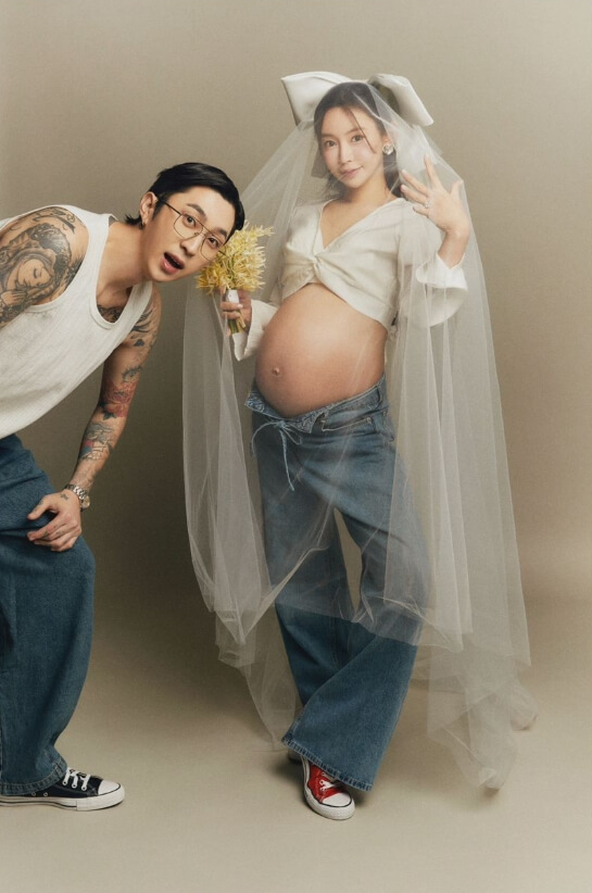 안경을쓴남성과-청바지를입은-여성의모습