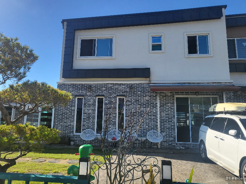 오아시스펜션 외관모습 주차장과 정원도 함께 보인다