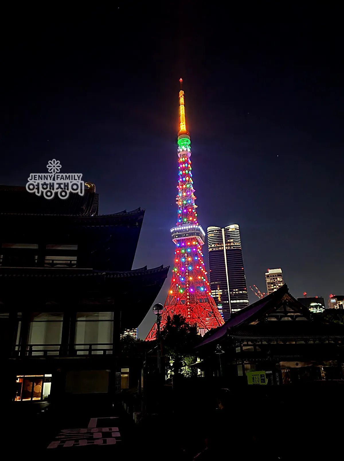 조조지 절 옆에서 본 도쿄타워 전경 / Full view of Tokyo Tower beside Zojoji Temple
