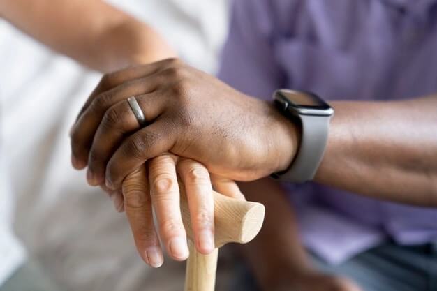지팡이를-짚은-손을-잡아주는-흑인의손-확대컷