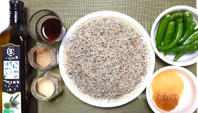 멸치의-칼슘-흡수를-돕는-청양고추-멸치볶음-재료들-저염멸치-청양고추-마늘-생강청-설탕-깨-조청-올리브유