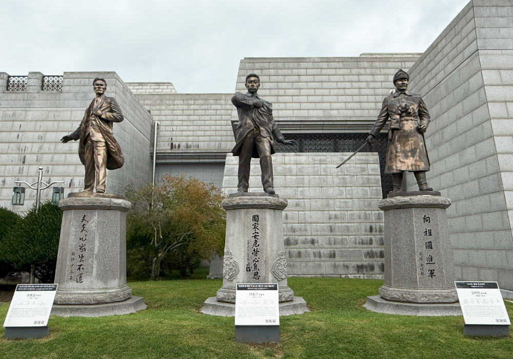 독립운동가 동상. 좌부터 윤봉길 의사, 안중근 의사, 홍범도 장군
