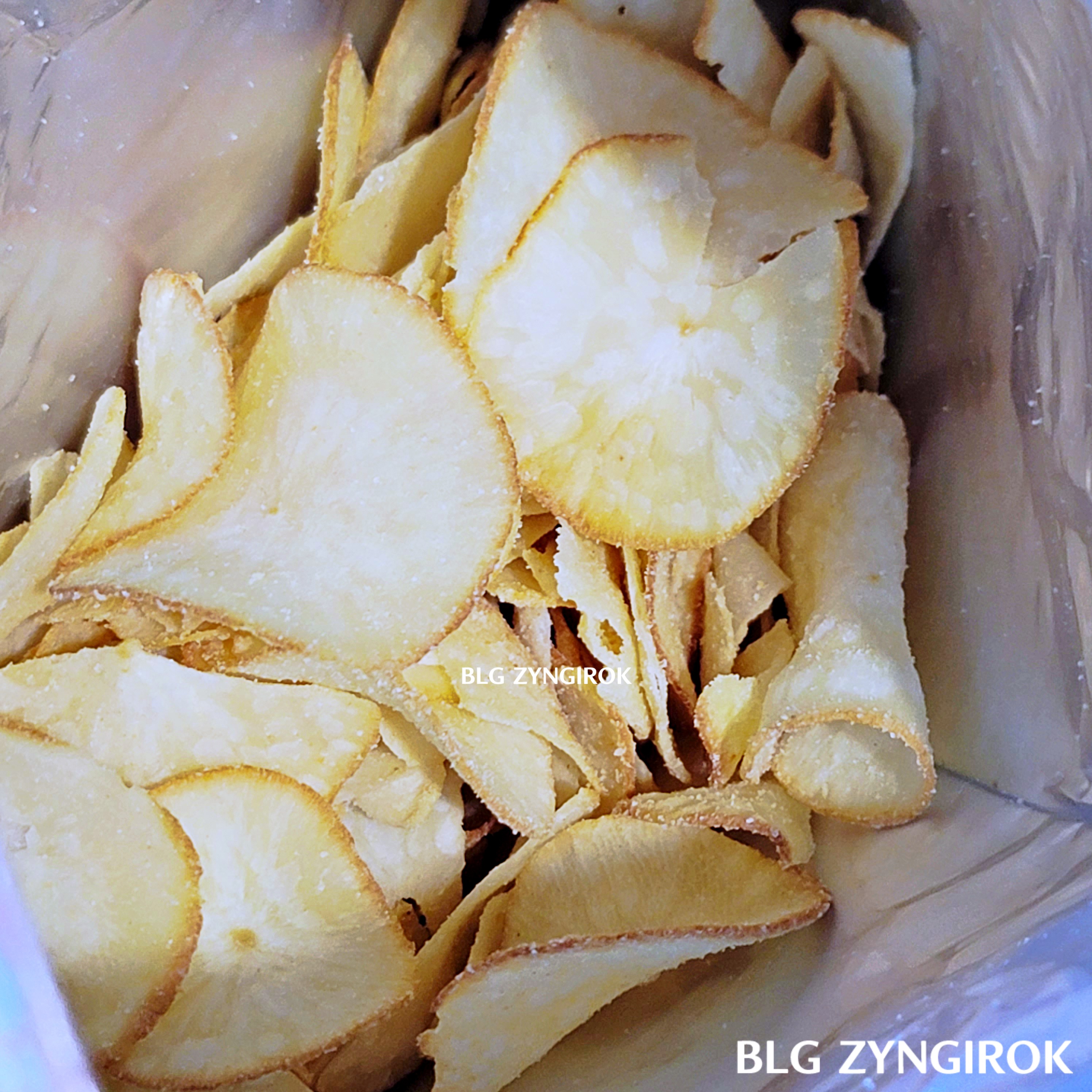 이마트 판매중인 크리스피 리얼 카사바칩 - 허니버터맛 봉지속 칩 모습이다.