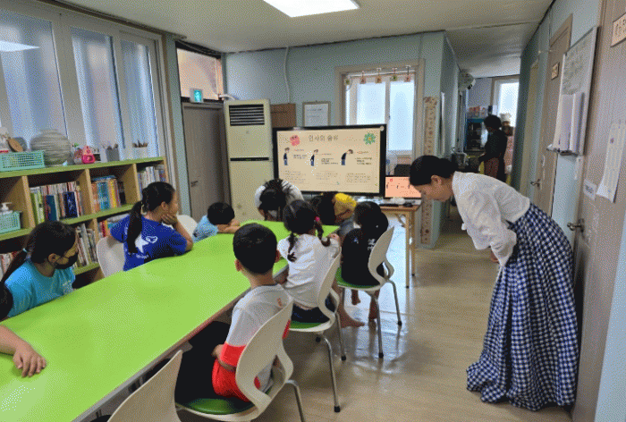 기관 연계 청소년 전통예절교실'에서 전통예절과 바른 인사법 교육