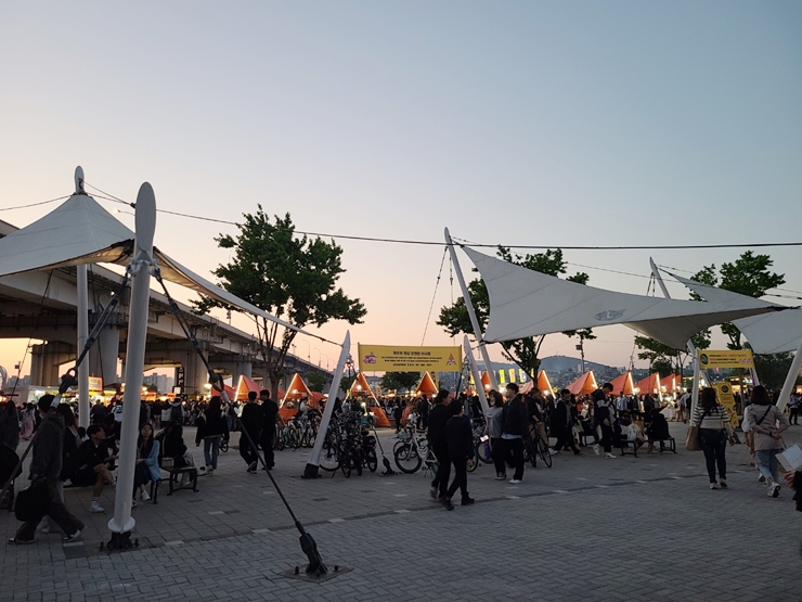 한강 달빛 야시장 가는길